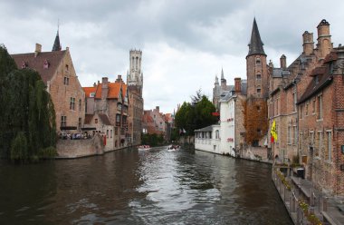 Bruges tarihi kanallarında tekne gezintisi