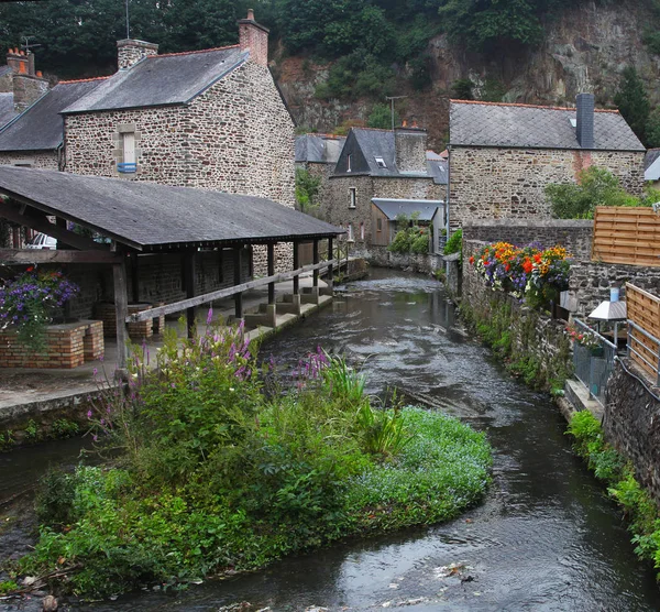 Veduta di vecchie case e un fiume nella città di Fougeres — Foto Stock