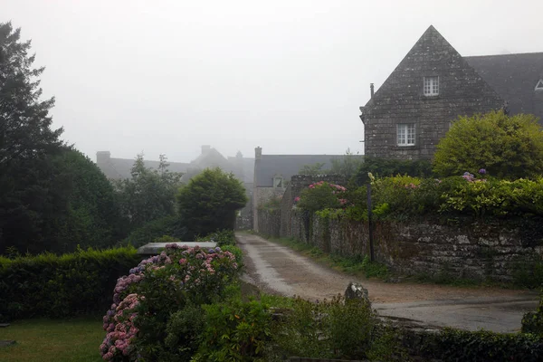 Tipik köy Locronan tipik Breton havalarda