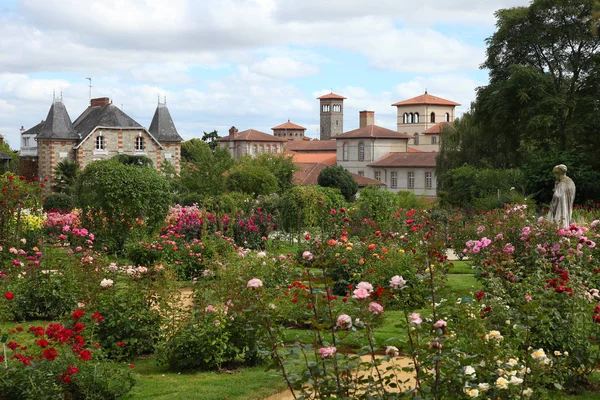 Beautiful views of the flowering garden and old town in Rennes — Stock Photo, Image