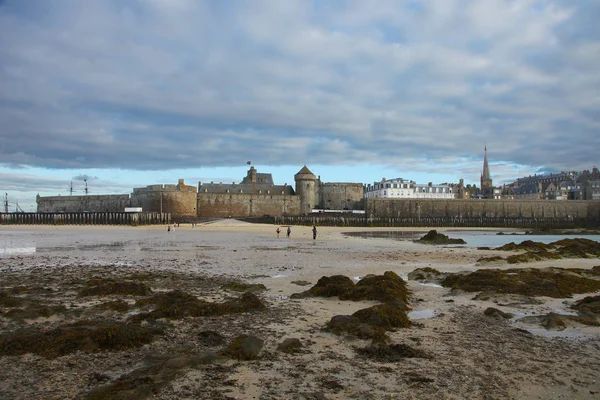 Vista das falésias para Saint-Malo à noite — Fotografia de Stock