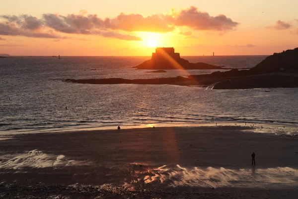 View from the town to the fort Grand Be near Saint-Malo on sunset — Stock Photo, Image