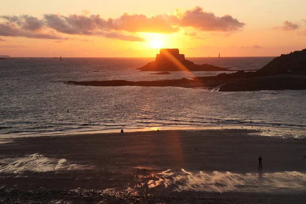 Pohled z města fort Grand být nedaleko Saint-Malo na západ slunce — Stock fotografie