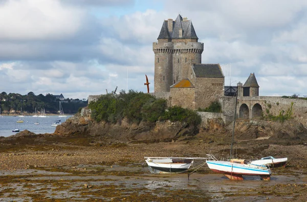 Pohled na lodě a staré Solidor věž v Saint-Malo — Stock fotografie