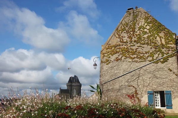 Vue sur belle maison et ancienne tour Solidor à Saint-Malo — Photo