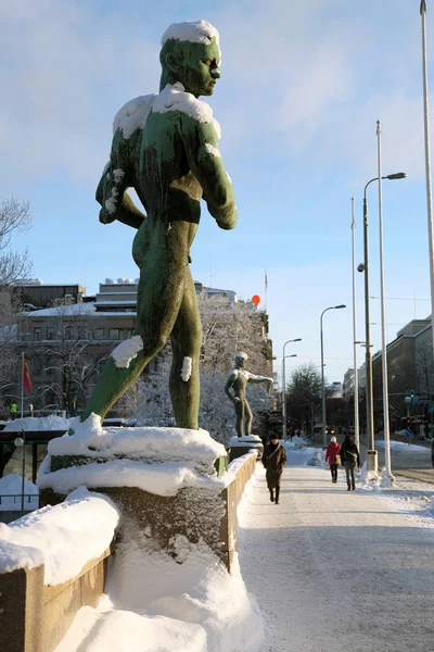 Kışın Tampere içinde bir köprüde heykeller