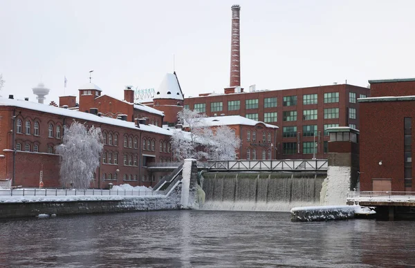 오래 된 발전소 및 폭포, 겨울에 탐 페 레 시티 센터 — 스톡 사진