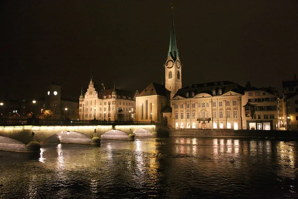 Zürih'in gece görünümü