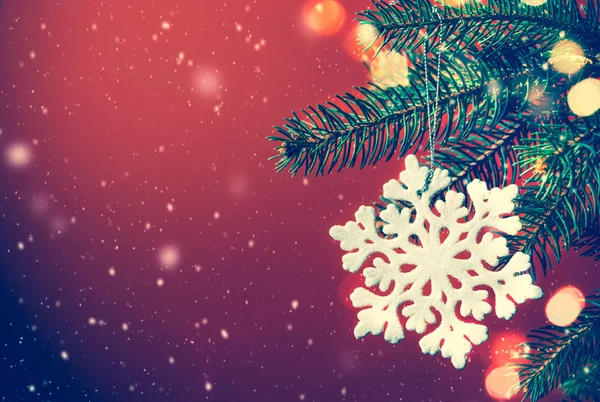 雪のフレークとクリスマスの背景 — ストック写真