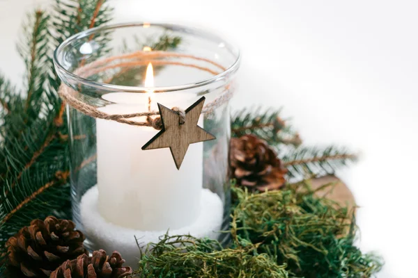Χριστουγεννιάτικο κερί με φυσικά στολίδια — Φωτογραφία Αρχείου