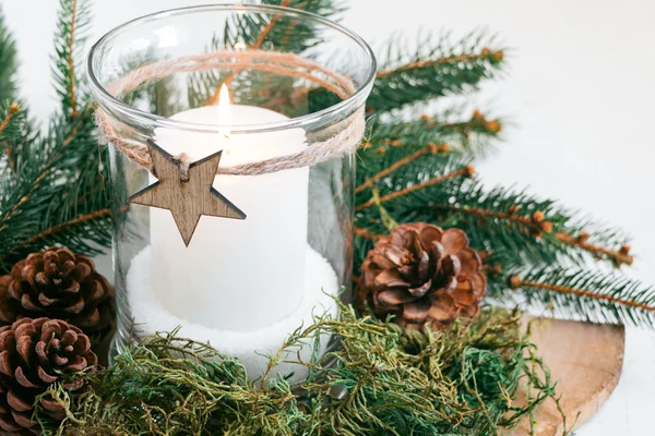 Weihnachtskerze mit Naturschmuck — Stockfoto