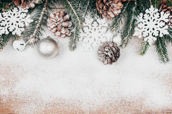 Weihnachten Hintergrund mit Tanne und Tannenzapfen — Stockfoto