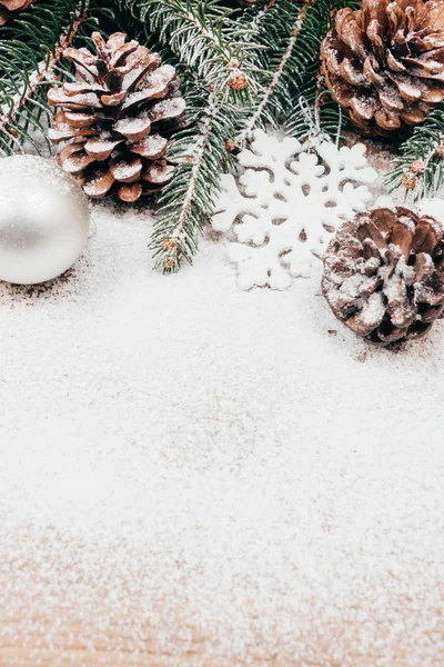 Weihnachten Hintergrund mit Tanne und Tannenzapfen — Stockfoto