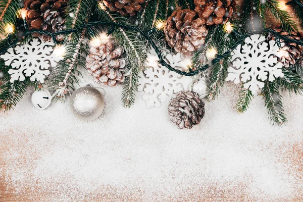 Χριστουγεννιάτικο φόντο με έλατα και pinecones — Φωτογραφία Αρχείου