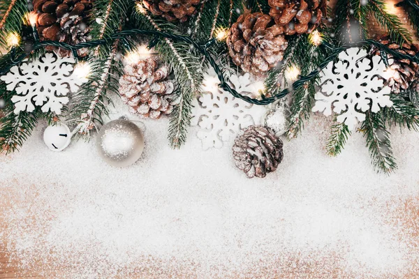 Weihnachten Hintergrund mit Tanne und Tannenzapfen — Stockfoto