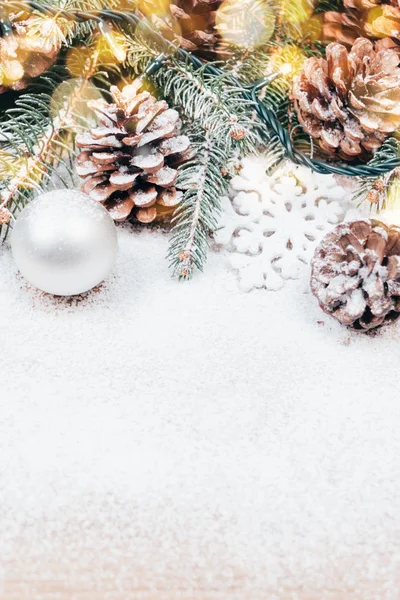 Sfondo natalizio con abete e pigne — Foto Stock