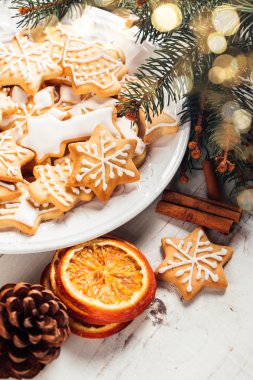 Noel kurabiyeleri ve süs eşyaları