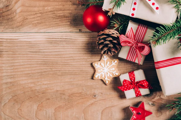 Presentes de Natal e ornamentos — Fotografia de Stock