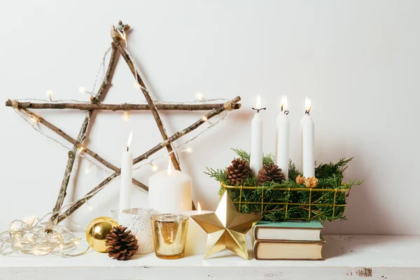 Goldene Weihnachtsdekoration zu Hause — Stockfoto