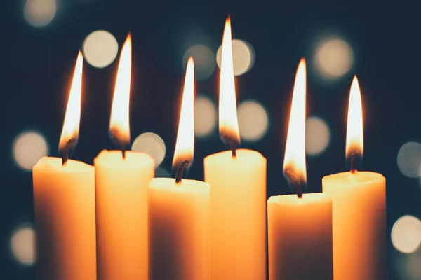 크리스마스 촛불 점화 및 조명 — 스톡 사진