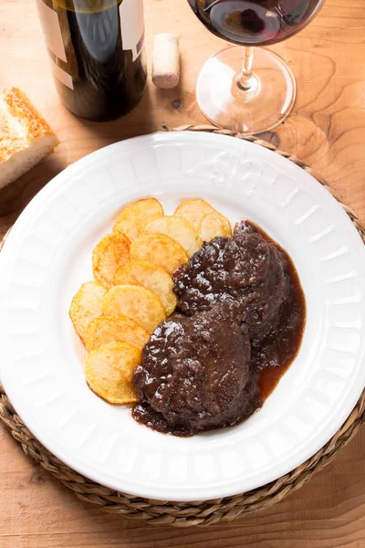 Mejillas de cerdo guisadas con vino tinto y patatas fritas —  Fotos de Stock