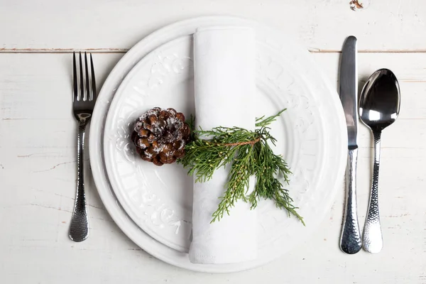 Kerst tabel instelling met natuurlijke versieringen — Stockfoto