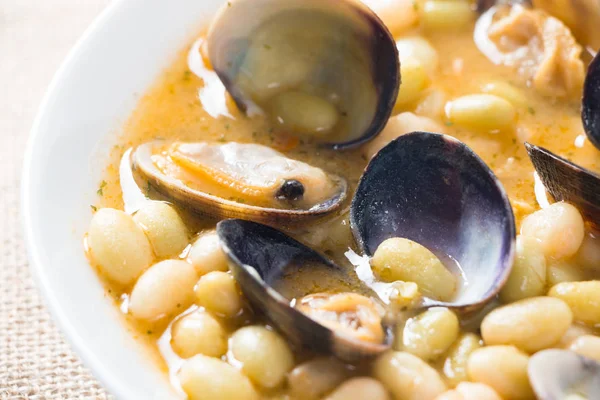 Weiße Bohnen mit Venusmuscheln, die in Spanien "Pochas" genannt werden — Stockfoto