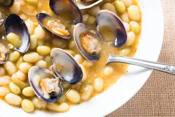 Vita bönor med musslor kallas "pochas" i Spanien — Stockfoto