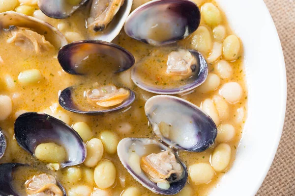 Белые бобы с моллюсками под названием "pochas" в Испании — стоковое фото
