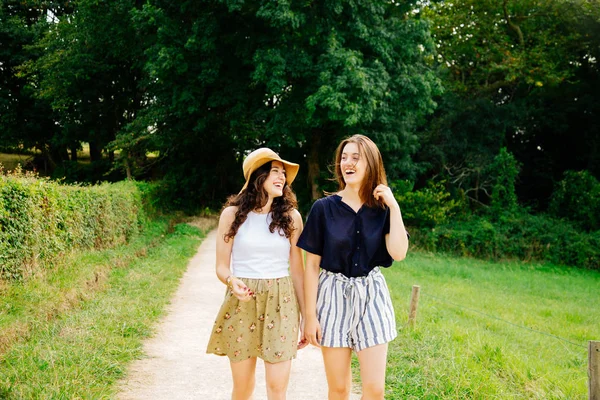 Female friends having fun in the green nature — Stock Photo, Image