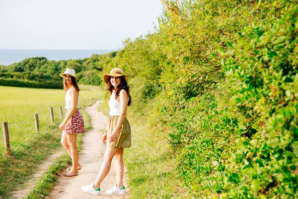 Amici di sesso femminile godendo la natura — Foto Stock