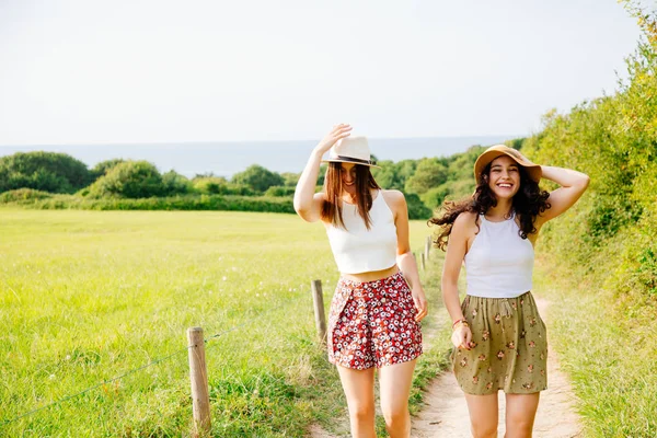 Amigos engraçados curtindo verão e natureza — Fotografia de Stock