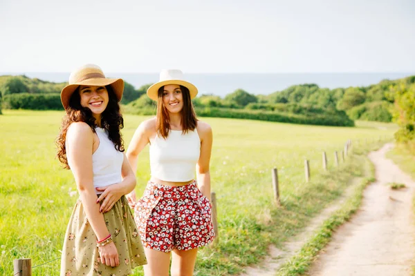 Belos amigos desfrutando de verão e natureza — Fotografia de Stock