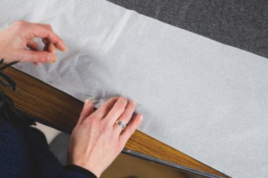 Terzi kumaş şablonuna sabitleme eller