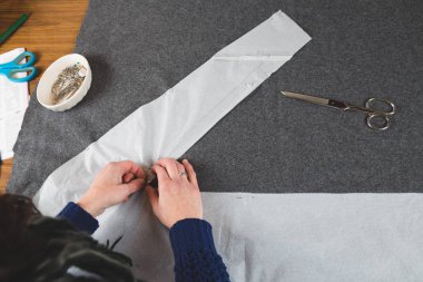 Terzi kumaş şablonuna sabitleme eller