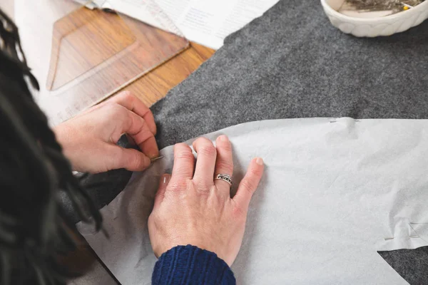 Ręce krawcowa mocowanie szablonu do tkanin — Zdjęcie stockowe