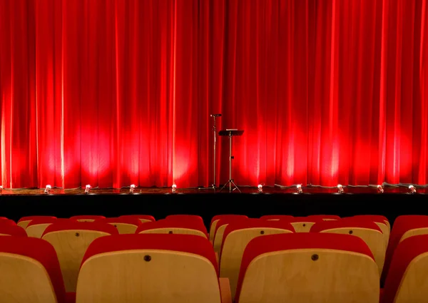 Esperando para comenzar el espectáculo — Foto de Stock