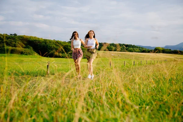 Holky, užívat si přírody, běží — Stock fotografie