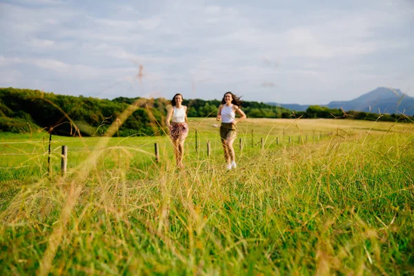 Ragazze che amano la natura in esecuzione — Foto Stock