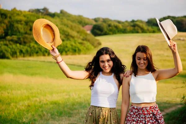 Flickor njuter av naturen och sommaren — Stockfoto