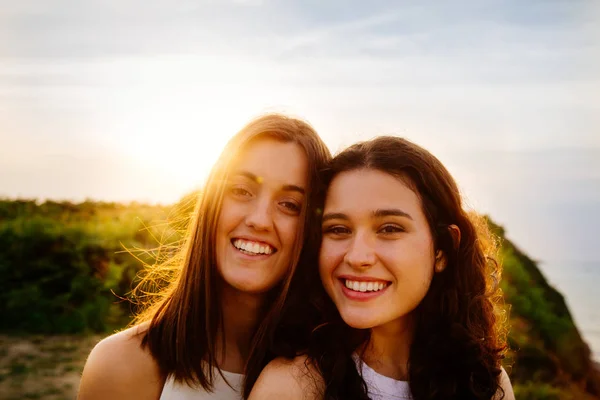 Selfie vänner vid solnedgången — Stockfoto