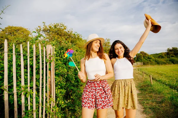 Meninas se divertindo ao ar livre — Fotografia de Stock