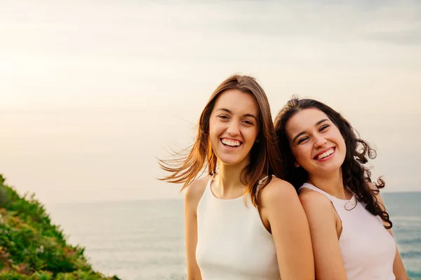 Laughing friends on a cliff — Stock Photo, Image