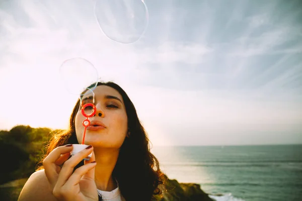 Kvinna blåser bubblor — Stockfoto