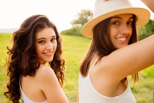 Mulheres jovens desfrutando da natureza — Fotografia de Stock