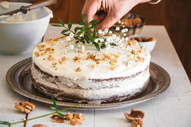 Havuçlu kek çiçeklerle dekorasyon