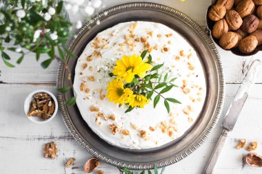 Çiçeklerle dekore havuç kek