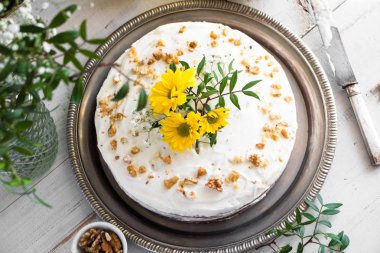 Çiçeklerle dekore havuç kek