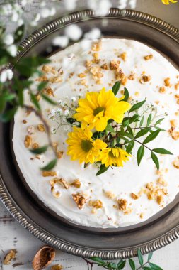 Çiçeklerle dekore havuç kek