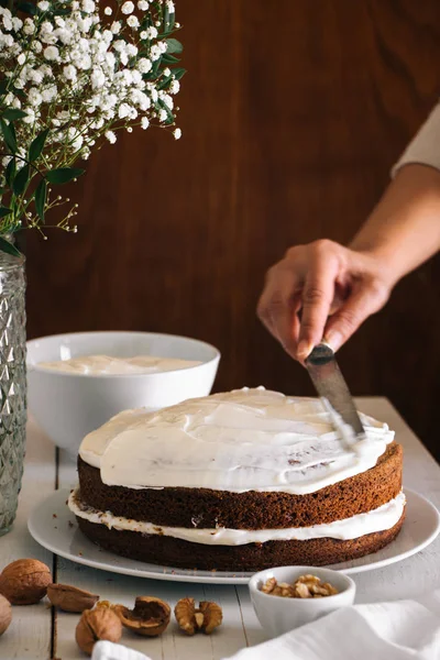 Kadın bir havuç kek yapma